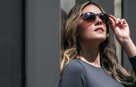 WM1220_marrón_Mujer_Mirada_Sol_elegante